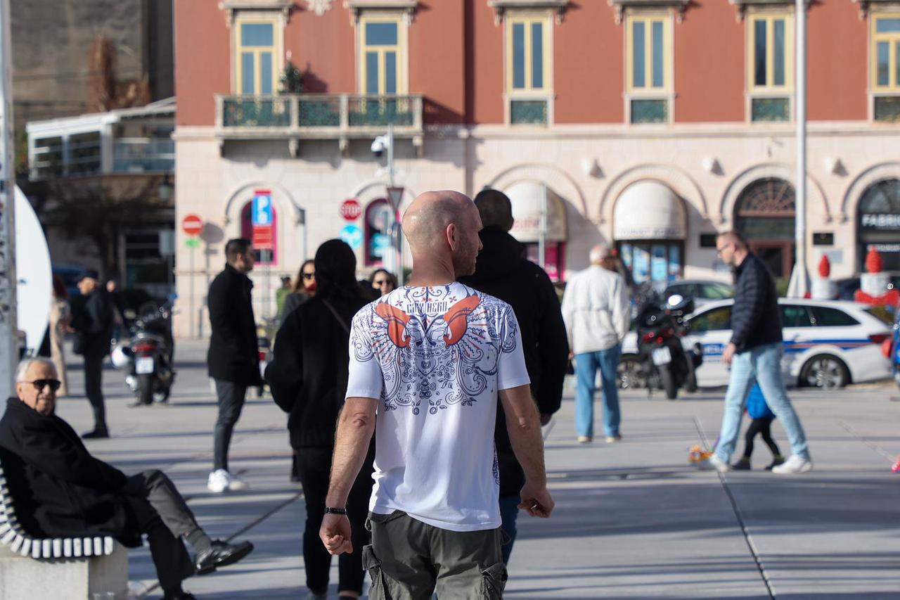 Split: Građani na božićno jutro prošetali Rivom na ugodnih 15 stupnjeva