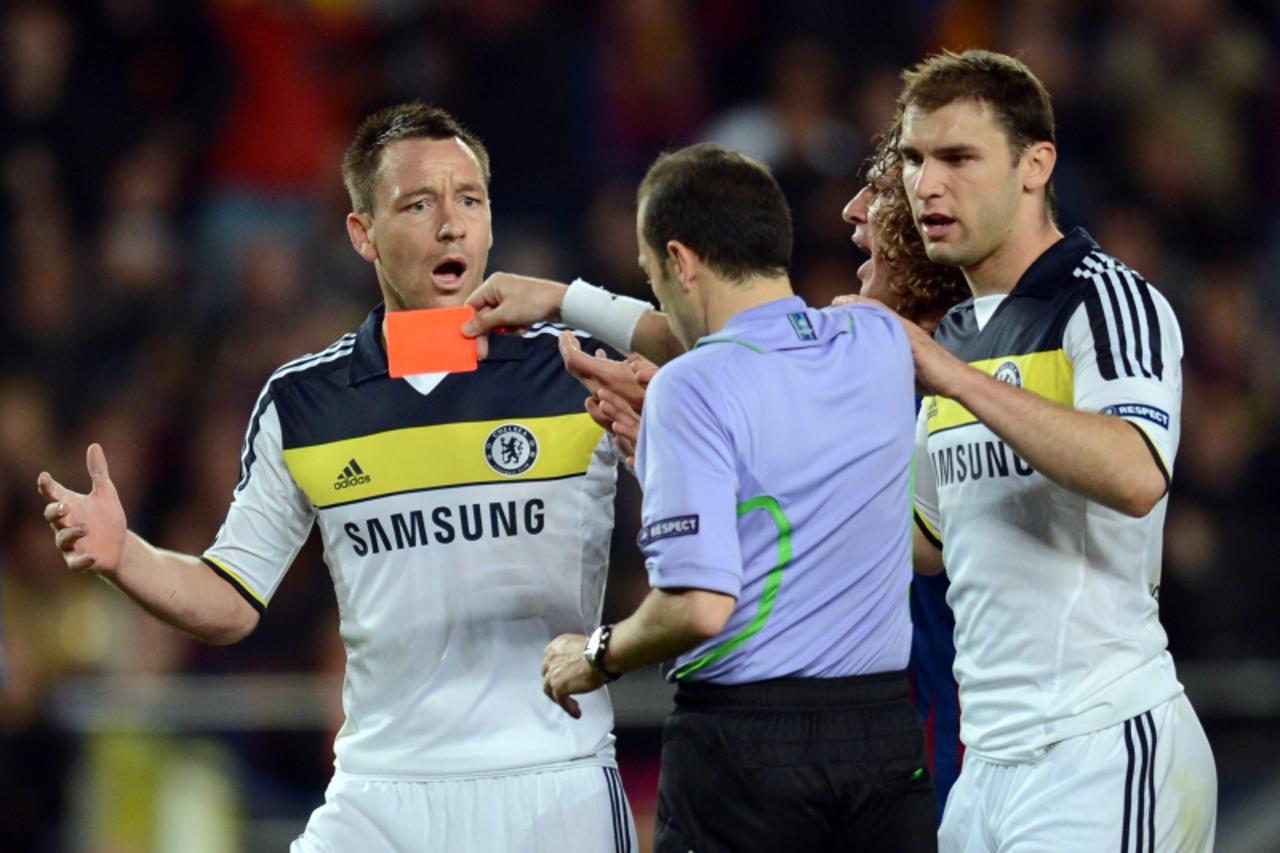 'Chelsea\'s defender John Terry (L) receives a red card from Turkish referee Cuneyt Cakir during the UEFA Champions League second leg semi-final football match Barcelona against Chelsea at the Cam Nou