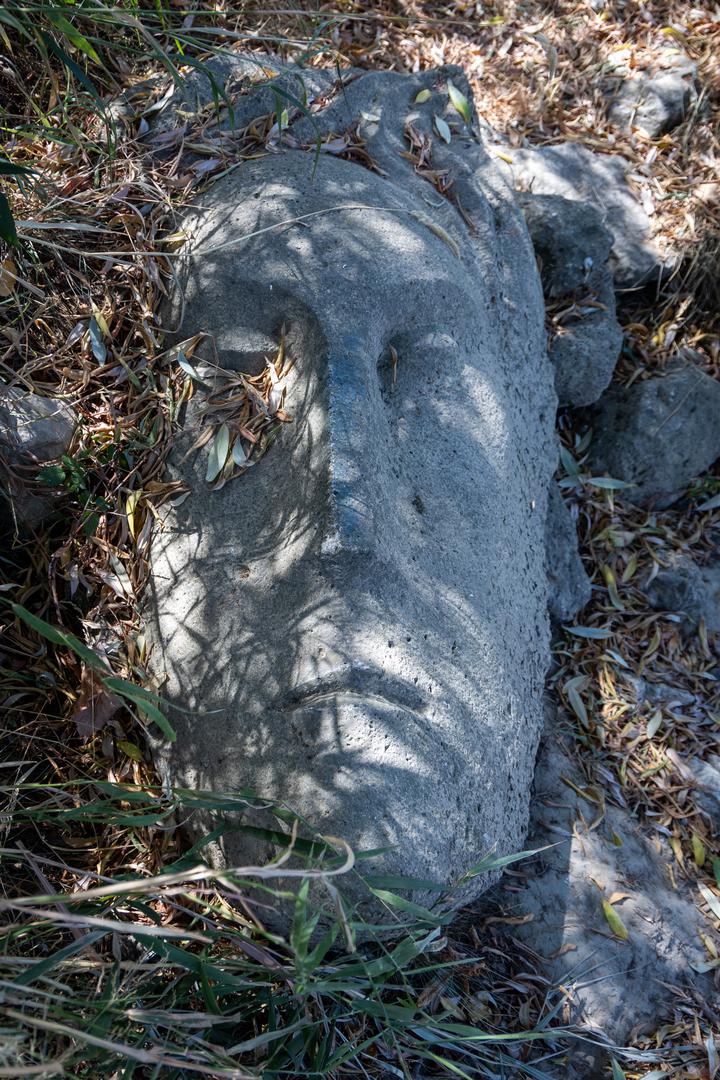
Skulptura je završena 2020. godine i poznata je kao Vodan, prema slavenskom bogu vode. Zamišljena je kao svojevrsni „land art“, odnosno umjetnost koja nastaje i ostaje u prirodi, pa je i Sava povremeno prekrije kada joj poraste vodostaj. Neobičan čuvar Save tako je istodobno i dio zagrebačke povijesti – kamen od kojeg je napravljen nekada je bio dio temelja starog željezničkog mosta, a danas, više od stoljeća poslije, ima sasvim novu ulogu. Zdarilek je svojedobno najavio i da bi na tom području želio napraviti još skulptura te tako uz Savu stvoriti svojevrsni mali park na otvorenom.