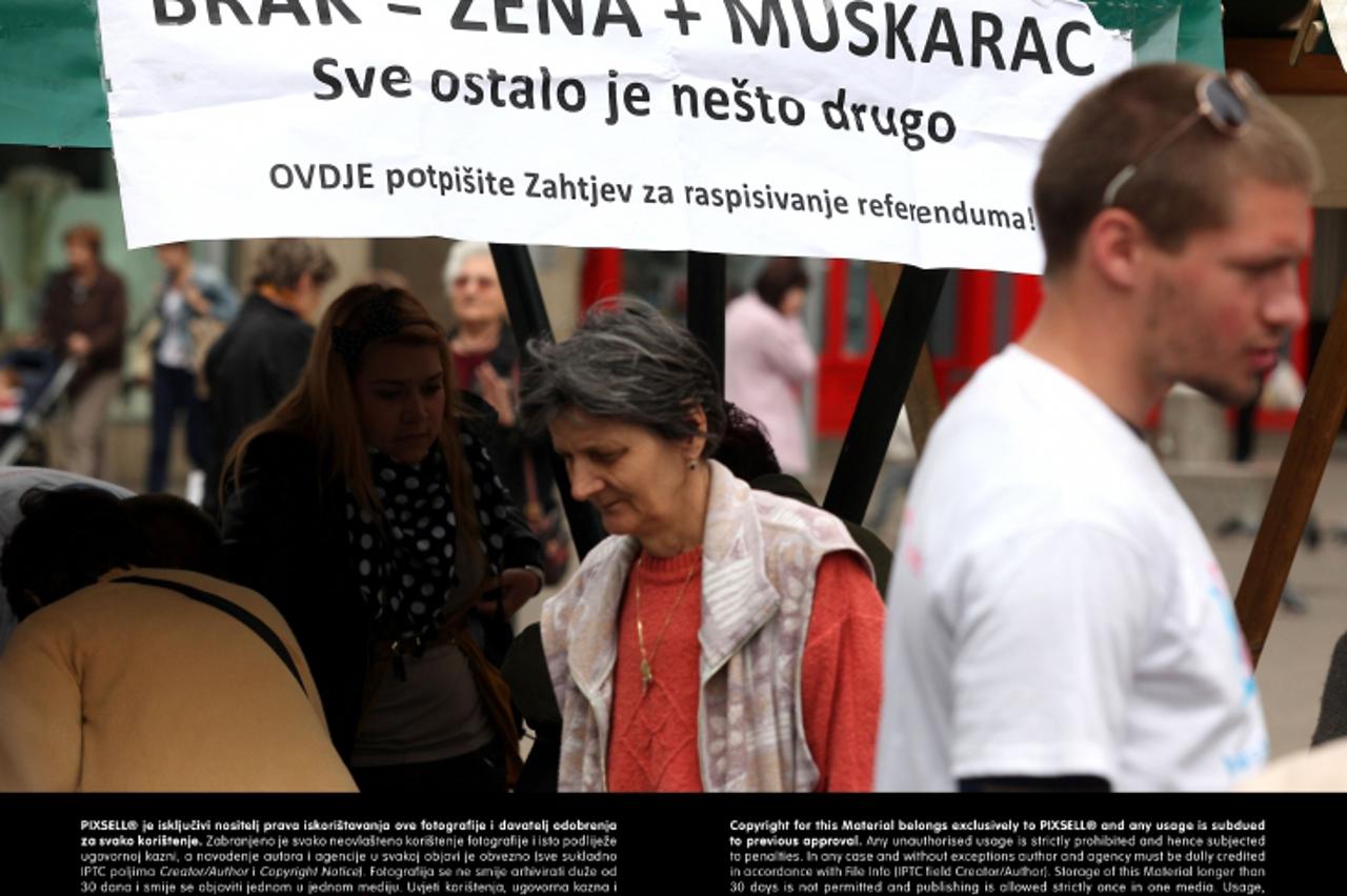 '24.05.2013., Zagreb - Aktiviski inicijative U ime obitelji nastavljaju prikupljati potpise za referedndum o ustavnoj definicji braka kao zajednice muskarca i zene. Photo: Patrik Macek/PIXSELL'