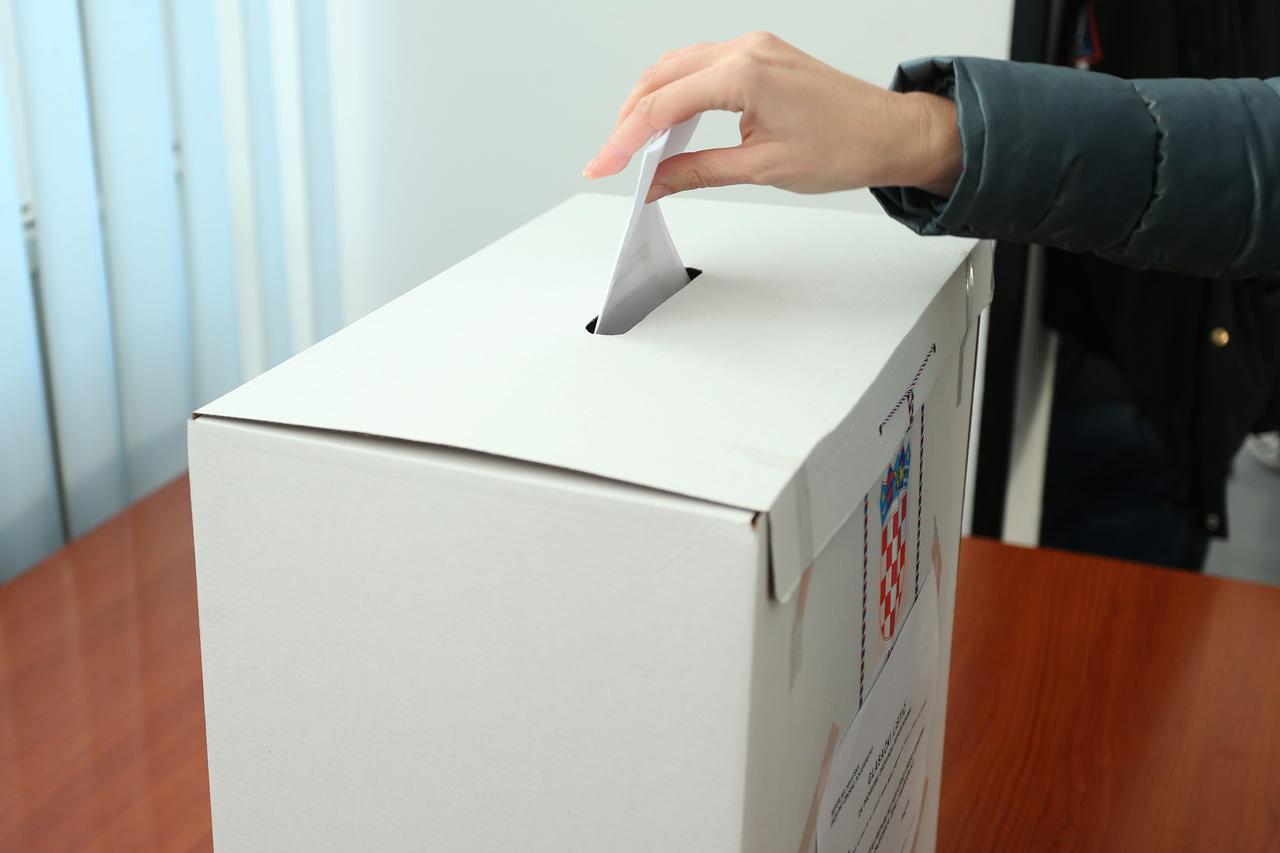 Na današnji dan 2013. održan je referendum o ustavnoj definiciji braka na kojem je 66 posto bira?a glasovalo "ZA"