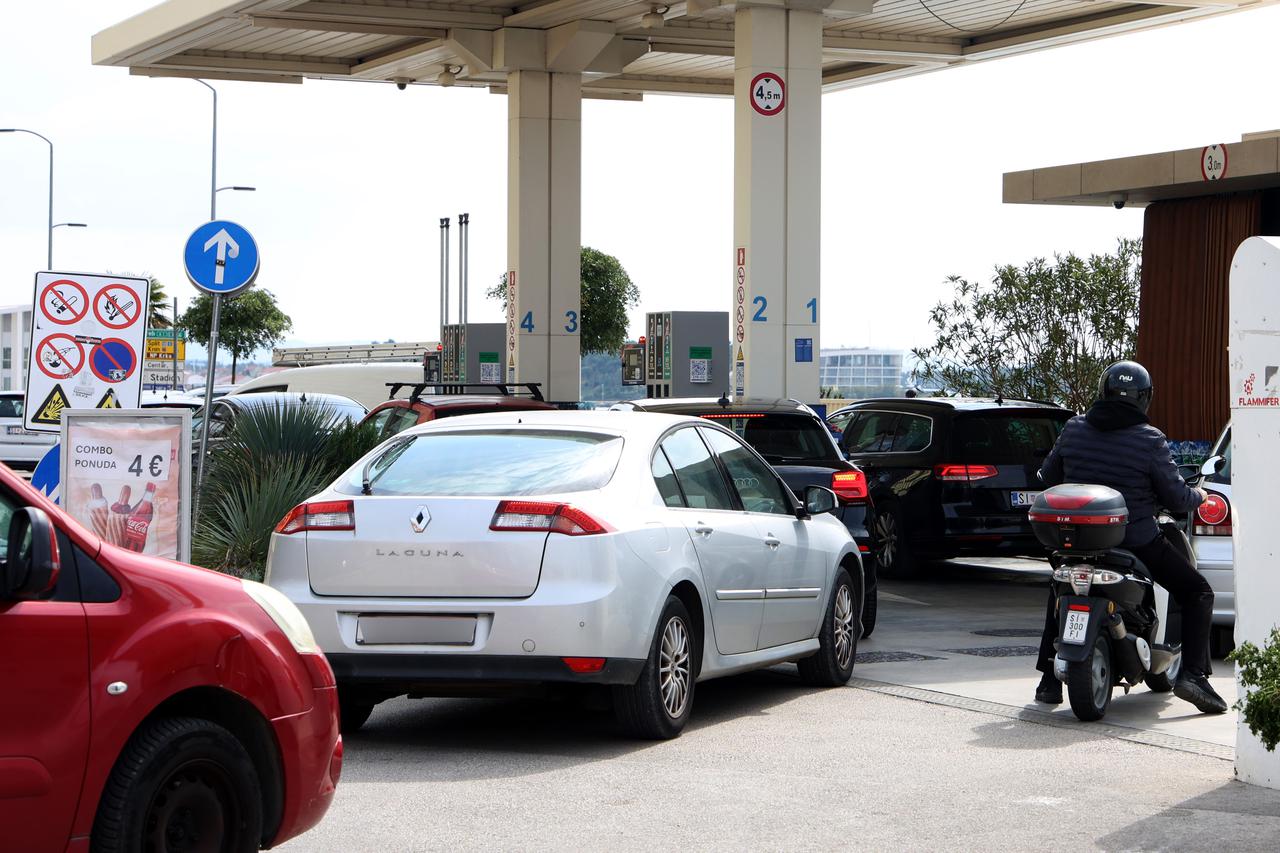 Šibenik: Po?ele su gužve na benzinskim postajama uo?i najavljenog poskupljenja goriva