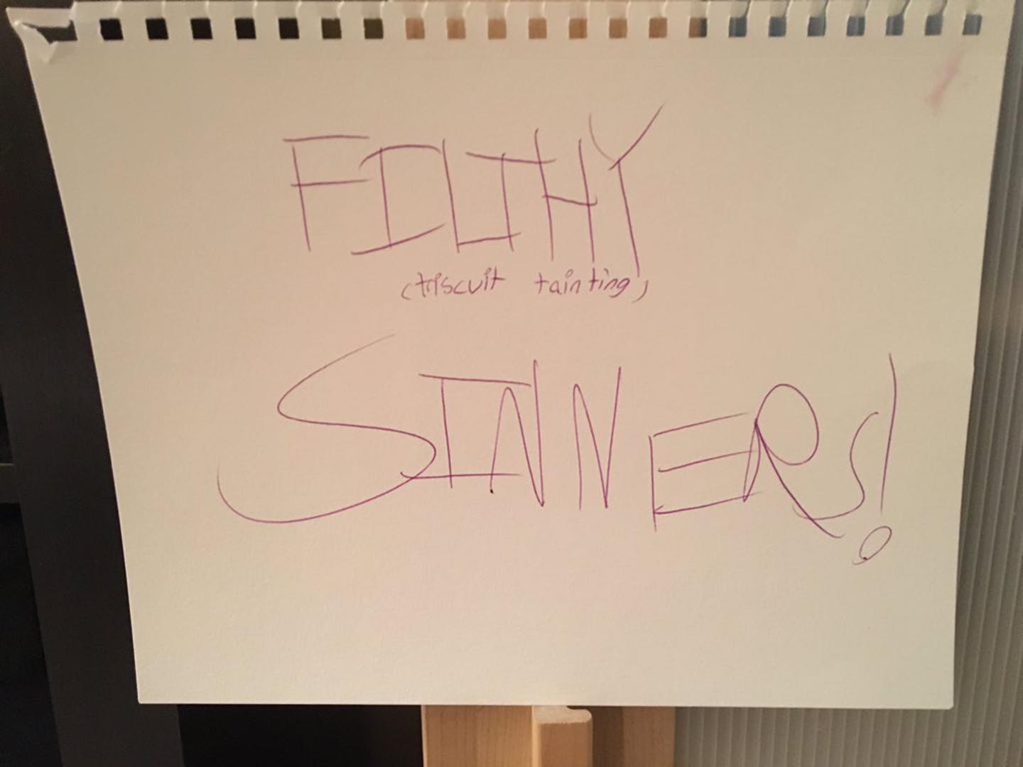 "Grijeh", "Neugodni prljavi grješnici", "Radite to negdje dalje", "Samo mi je 11", poruke su koje je djevojčica oblijepila po kući.