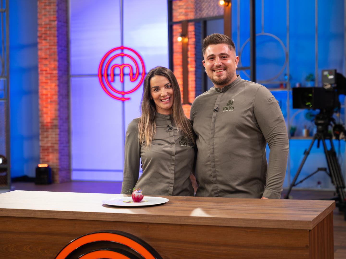 Večerašnja epizoda MasterChefa još jednom će pokazati da nasljeđe ovog showa ne čine samo vrhunska jela i izazovi, nego i brojne priče koje su započele u poznatoj kuhinji, a nastavile se razvijati izvan nje. Jednu od takvih priča ispisali su Sanja i Sead Bojić, bivši kandidati MasterChefa, koji će se u večerašnjoj epizodi vratiti na mjesto gdje je sve počelo.