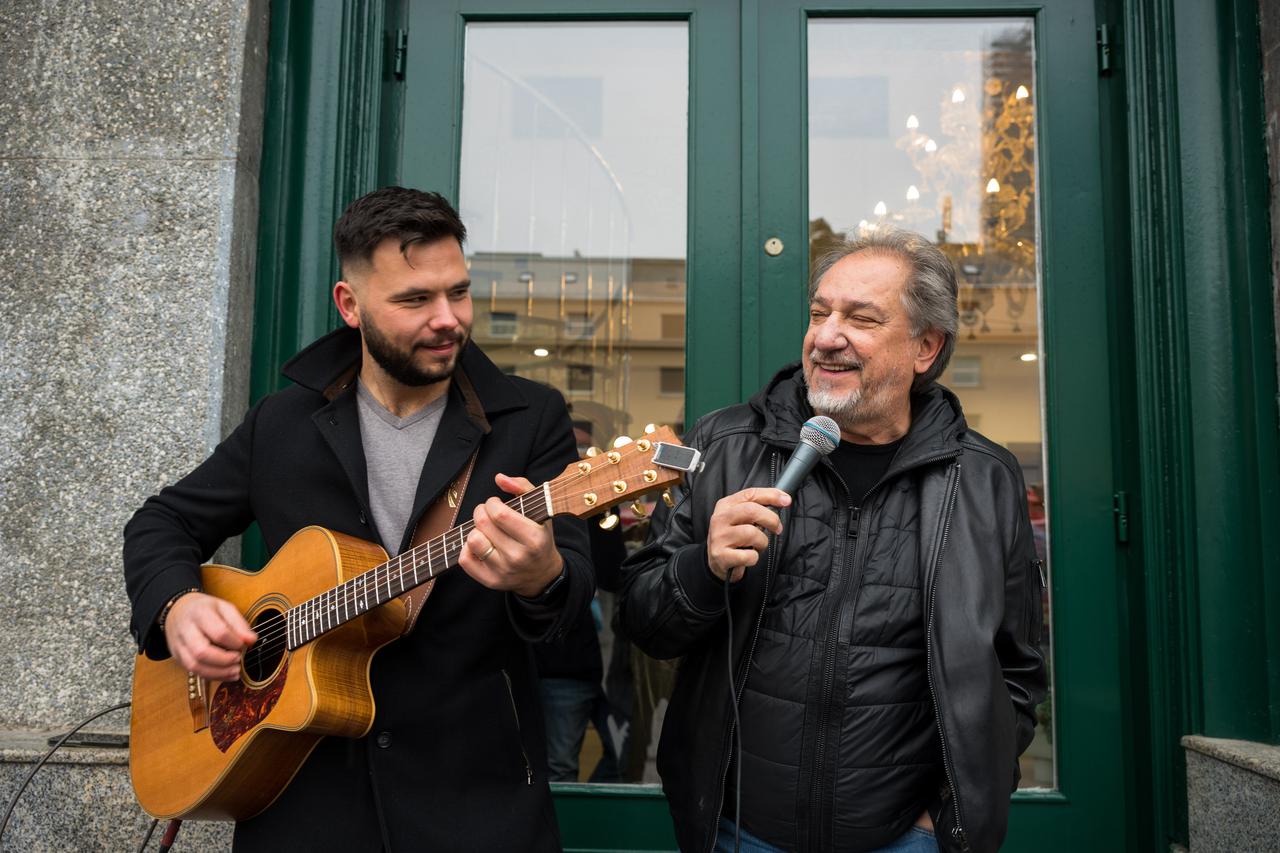 Zagreb: Dražen Žanko i Goran Orešković pjevaju domoljubne pjesme kao najavu koncerta "Domu mome"