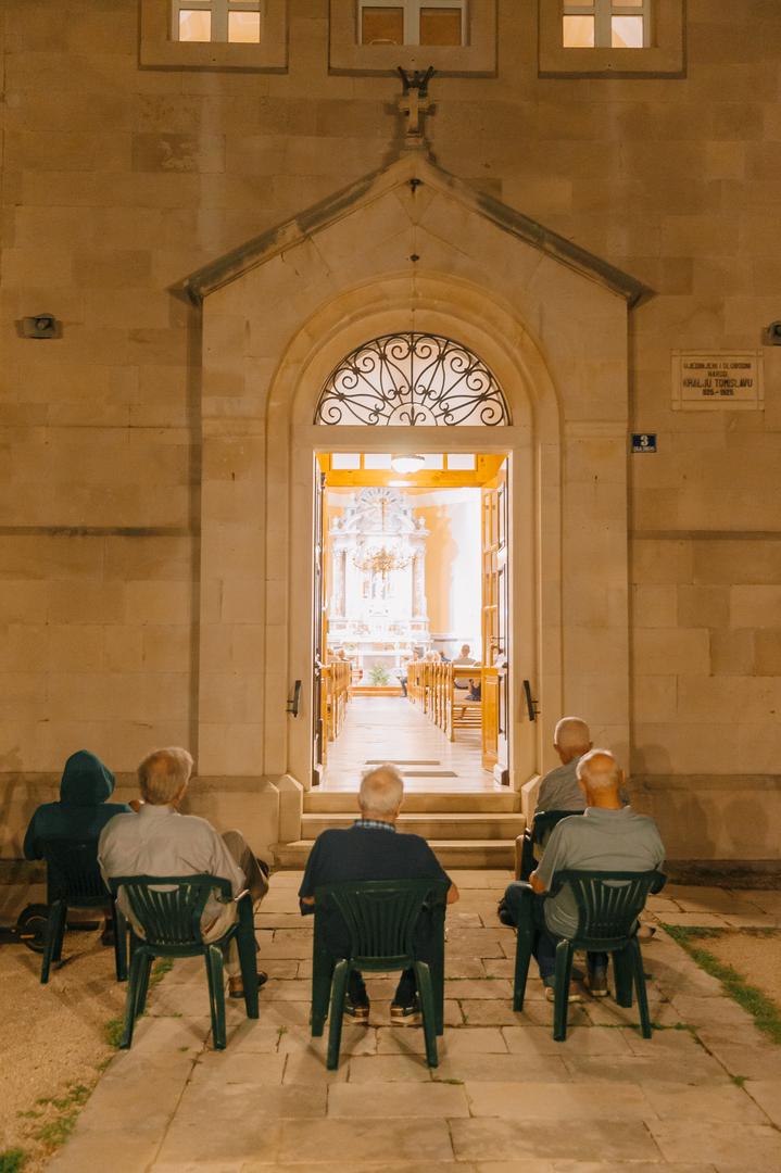 Koncert u Orebiću lijepo se mogao slušati i s najsigurnije distance ispred župne crkve 