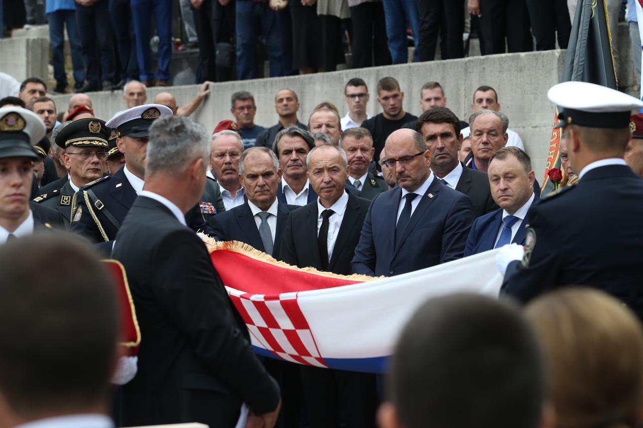 Donji Vinjani: Posljednji ispraćaj komodora Ivice Tolića