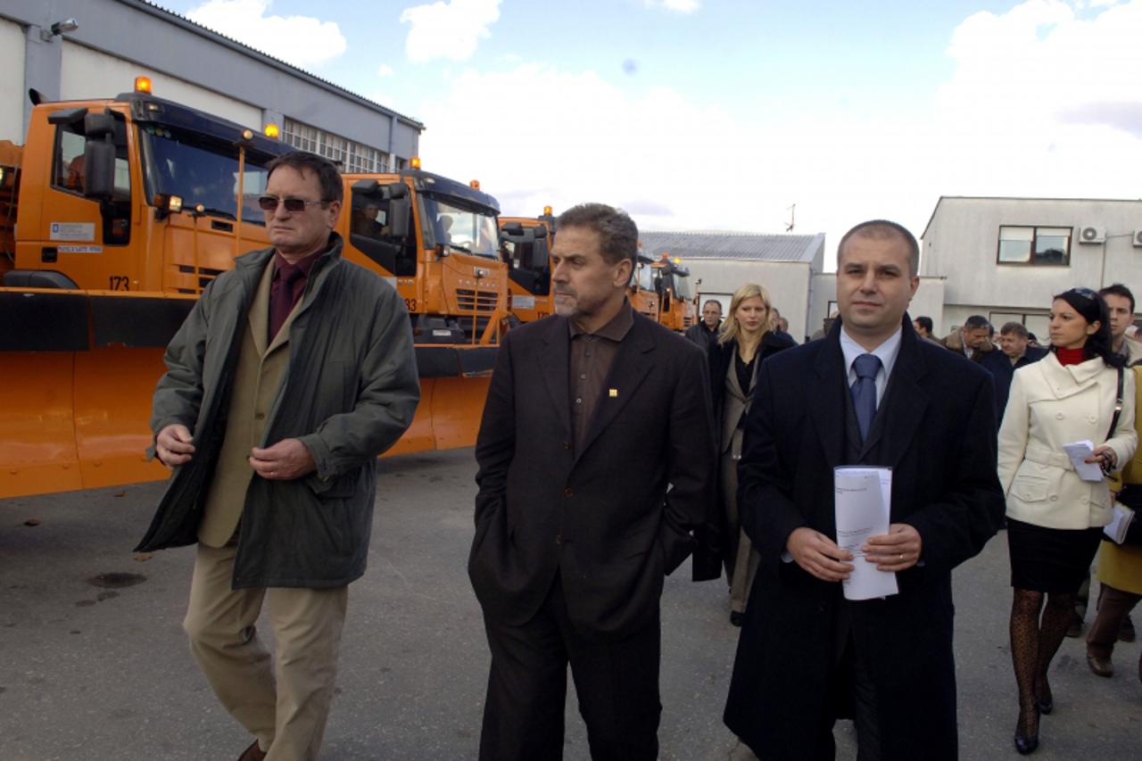 'gradska...zagreb...05.11.2007.\\nzitnjak bb, zagrebacke ceste, smotra, zimska sluzba, ralice, gradonacelnik milan bandic u obilasku, igor radjenovic \\nfoto: goran stanzl'