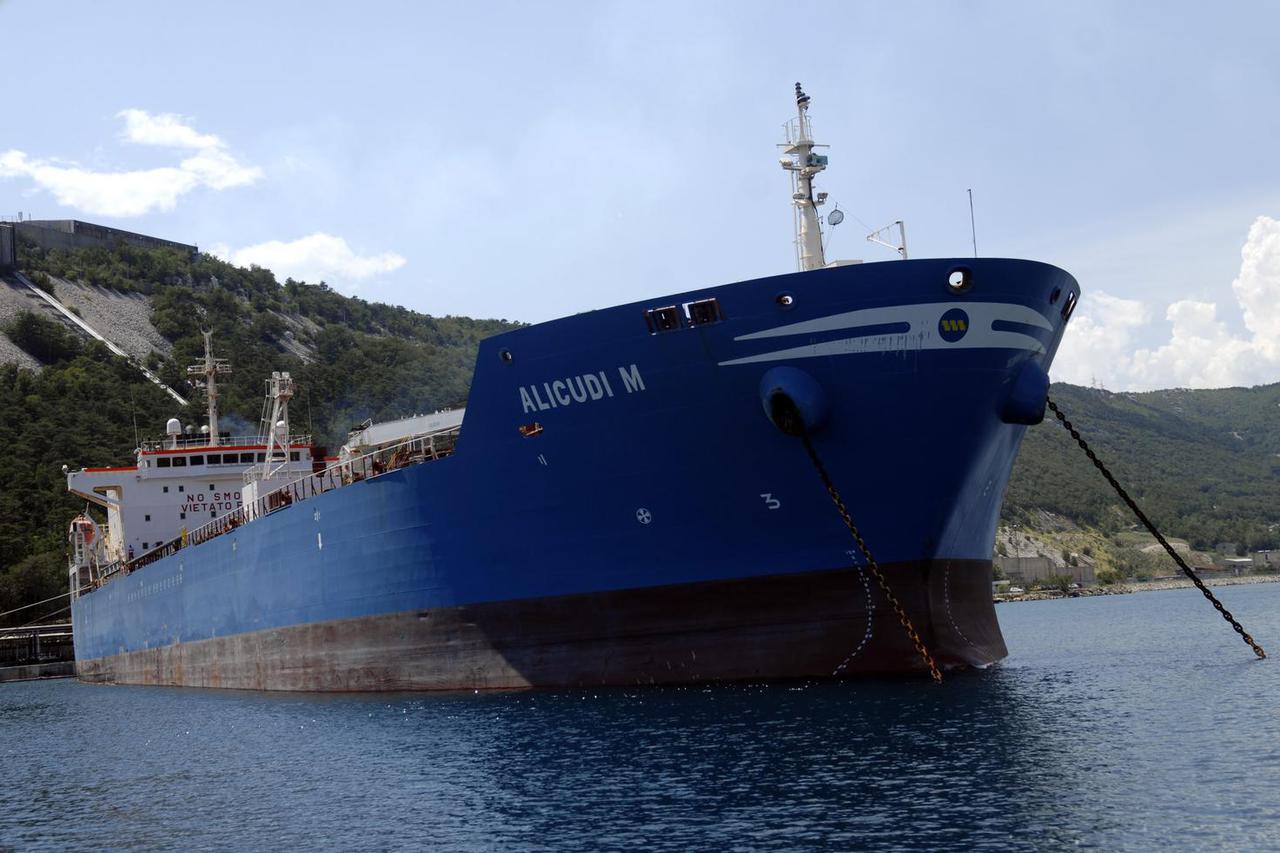 Bakar: Prekrcavanje naftnih derivata s talijanskog broda Alicudi M. 