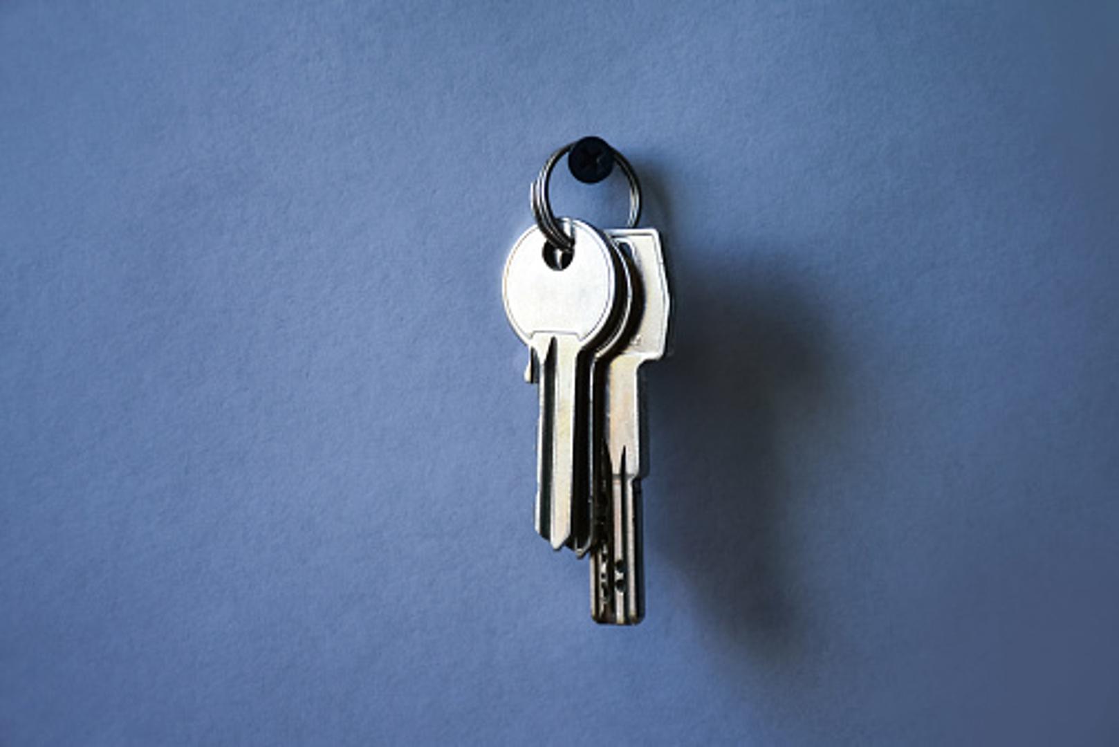 Ako stalno tražite koji je ključ od garaže, koji od stana i sl., uzmite neki lak za nokte u boji i obojite ključeve kako biste ih ubuduće mogli lakše raspoznavati.