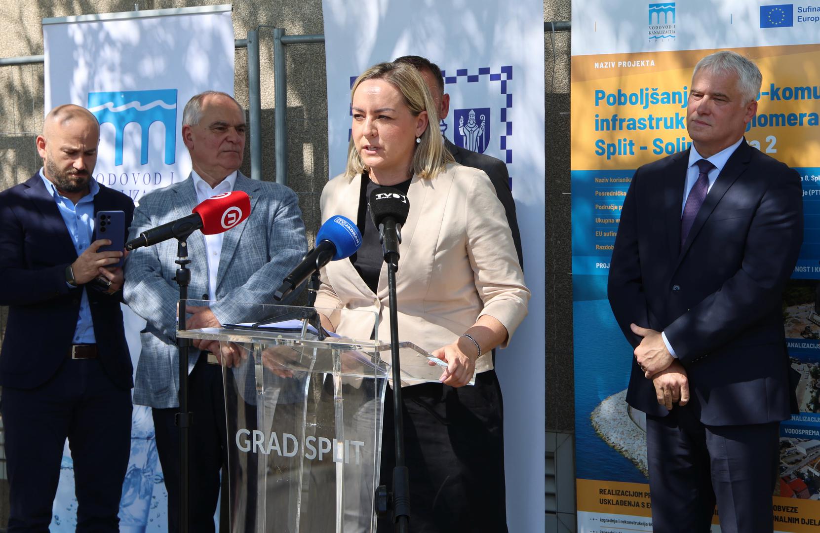 Rekao je da će ugraditi uređaj za pročišćavanje otpadnih voda koji će zbrinuti 275 tisuća stanovnika, a tome treba dodati i Divulje, te Čiovo što je zajedno 400 tisuća stanovnika.