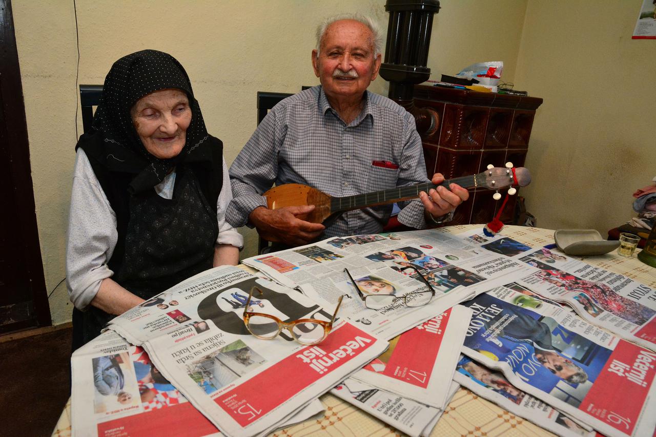 30.06.2016., Slavonski Brod, Velika Kopanica - Ivan Matasovic (85) iz Velike Kopanice vise od 50 godina redovito  cita Vecernji list, a usto svira i tamburu samicu. Uz Vecernjak je disao i oplemenjivao svoj zivot. Ivan sa suprugom. DKS_56140043  Photo: Iv