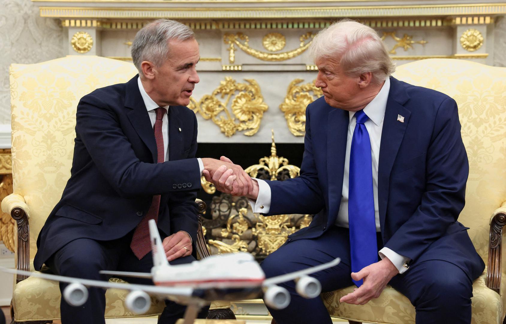 Trump je nastavio odbacivati ​​nagađanja o svojoj fizičkoj spremnosti. U razgovoru s osobljem mornarice tijekom vikenda rekao je da su ga liječnici opisali kao "zdraviji i jači fizički primjerak" od bivših predsjednika Baracka Obame i Georgea W. Busha.
