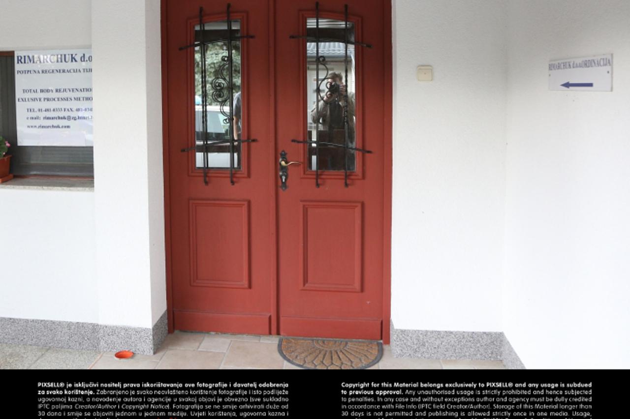 '09.09.2013., Zapresic -  Rimarchuk d.o.o privatna je klinika u kojoj je radio nadrilijecnik. Zivoti mnogih pacijenata dovedeni su u opasnost zbog njegovih dijagnoza i nacina lijecenja. Lijiecnik je u