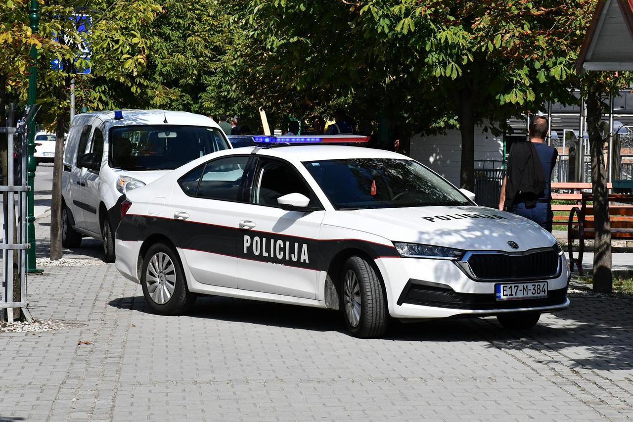 Gradačac: Očevid na policijskom automobilu na koji je pucao Nermin Sulejmanović