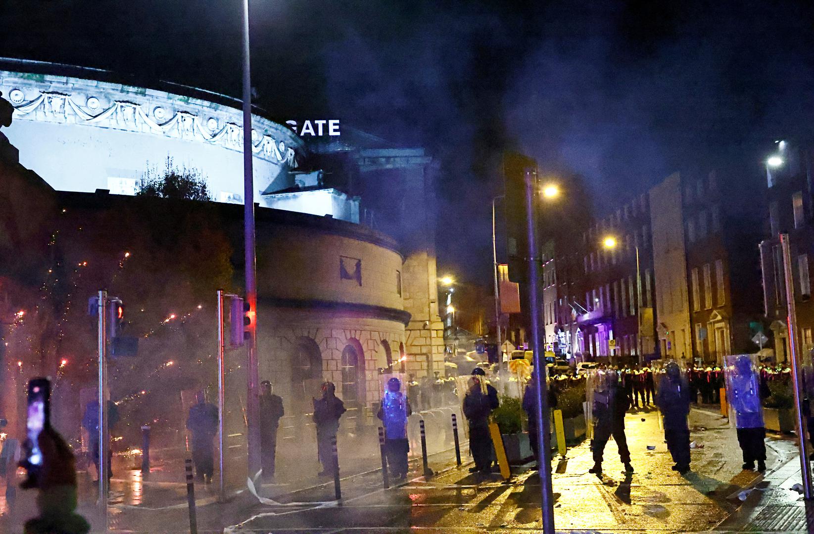 Policija je rekla da je predmet istrage osumnjičen muškarac koji je zadobio ozbiljne ozljede na mjestu događaja. U početku je policija rekla da je "uvjerena da napad nožem nije povezan s terorizmom", ali na večernjoj konferenciji za novinare teroristički motiv nije definitivno isključen.