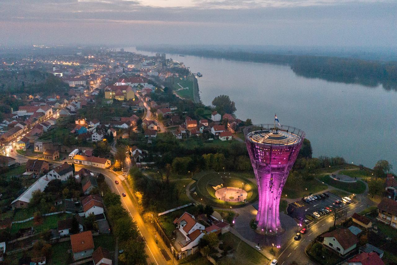 Fotografije iz zraka osvjetljenog vodotornja u Vukovaru