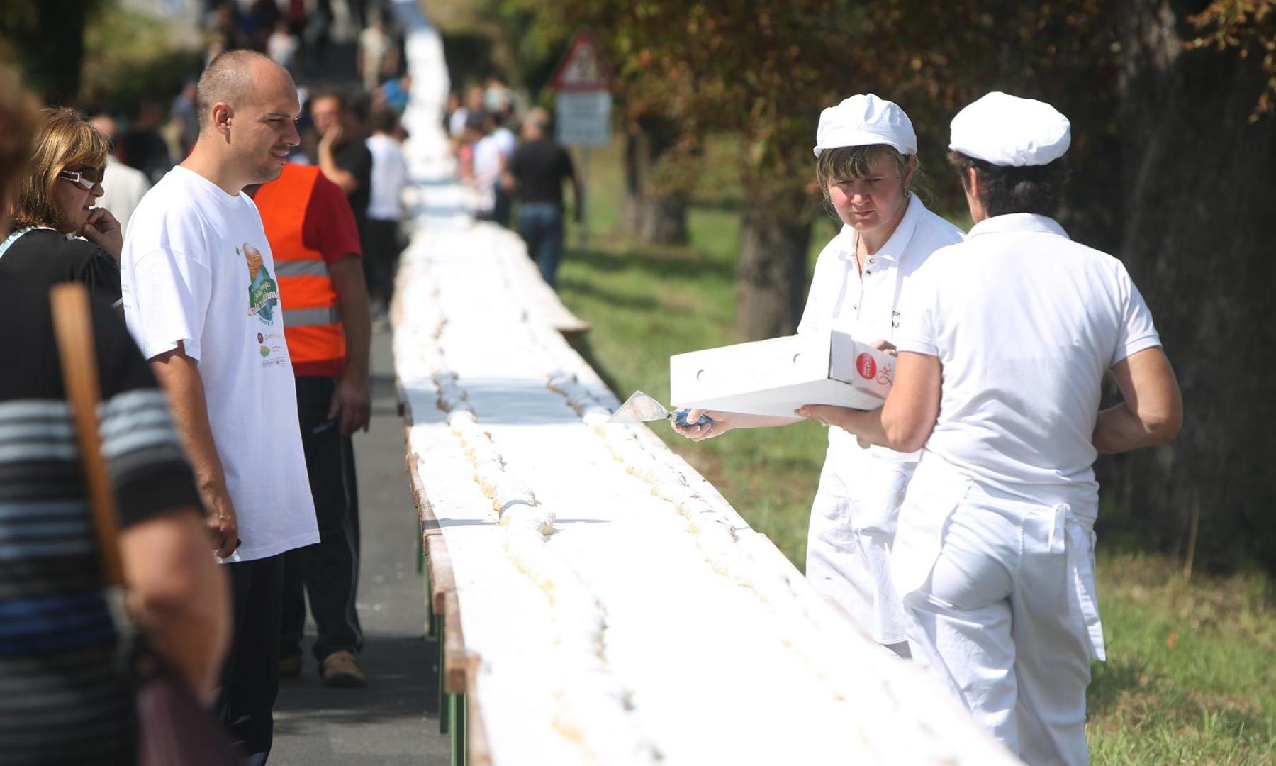 1. ŠTRUDLA OD KILOMETAR I POL - Ne zna se koliko je trajalo dok su je zamijesili i napunili jabukama i grožđicama, ali samo za postavljanje 3078 štrudli na 350 stolova trebalo je sat i pol. Najduža linija štrudli, od 1479,38 metara, završila je, dakako, u Guinnessovoj knjizi rekorda. Događaj se, kako je ovih dana podsjetio portal Croatiaweek, zbio početkom rujna 2015. u ozaljskom kraju, točnije u Jaškovu.