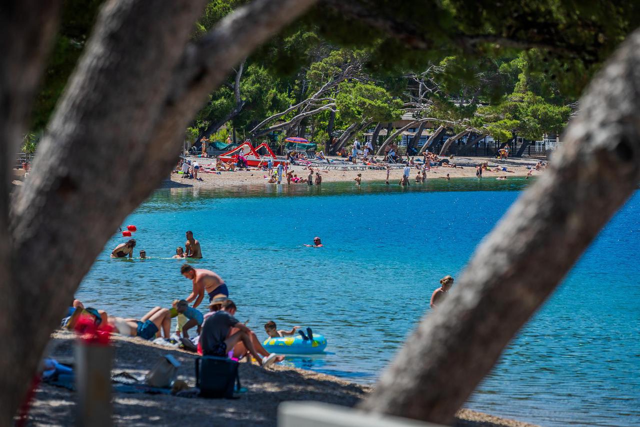 Turisti uživaju u kupanju na gradskoj plaži u Makarskoj