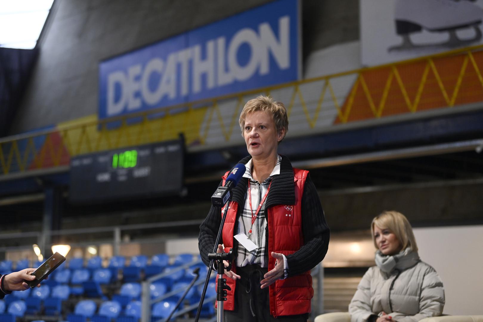 - Tada nije bilo sponzorstva, za razliku od danas, pa da od klizanja možeš živjeti. Na OI u Sarajevu klizala sam na klizaljkama koje su kupili moji roditelji. Ne jedan par, nego dva. Kupovali smo ih u Austriji, a cijena je bila otprilike današnjih tisuću eura po paru - rekla nam je naša najtrofejnija klizačica Sanda Dubravčić-Šimunjak.