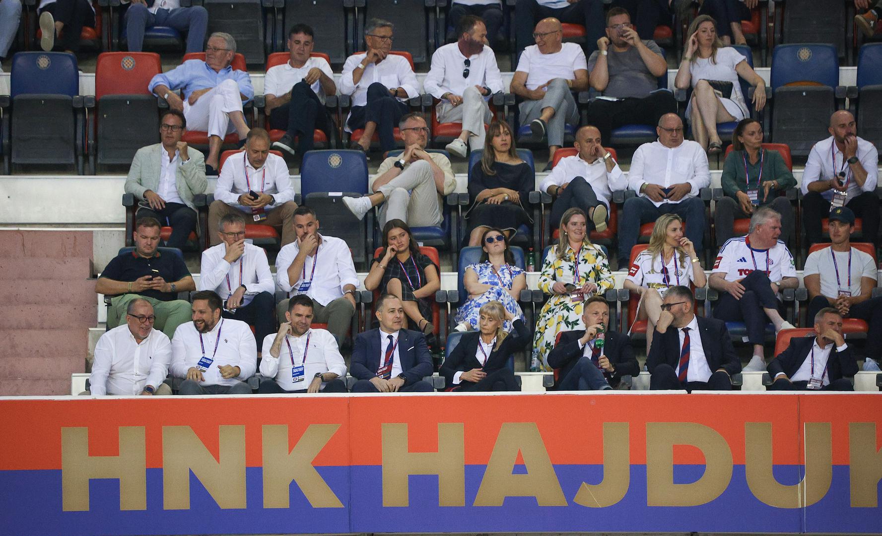 Ovoga puta otišla je korak dalje te je navukla Hajdukov dres i s tribina bodrila splitsku momčad na otvaranju europske sezone.