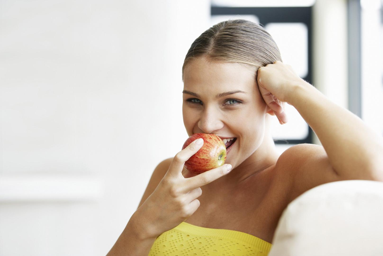Jabuke su odličan izbor voća kada nemate kod sebe četkicu za zube. Osim što će "očistiti" površinu zuba, uklonit će i ostatke hrane među zubima i pomoći očuvanju zdravlja desni. 