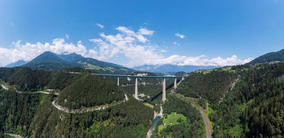 THEMENBILD, Tirol aus der Vogelperspektive, Brennerautobahn A13