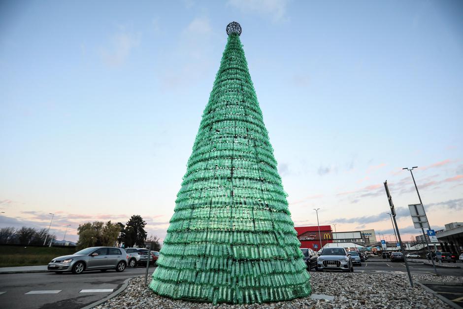 Zagreb: Božićna jelka od praznih boca ispred Arena Parka