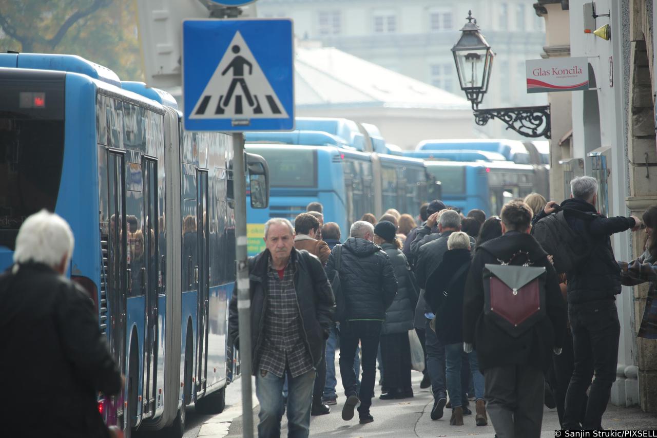 Građani od ranog jutra kreću prema zagrebačkim grobljima
