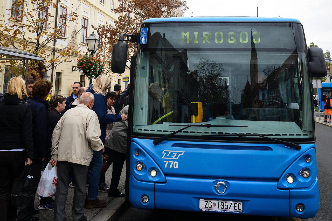 Zagreb: Građani na Kaptou ZET-ovim autobusima idu prema Mirogoju