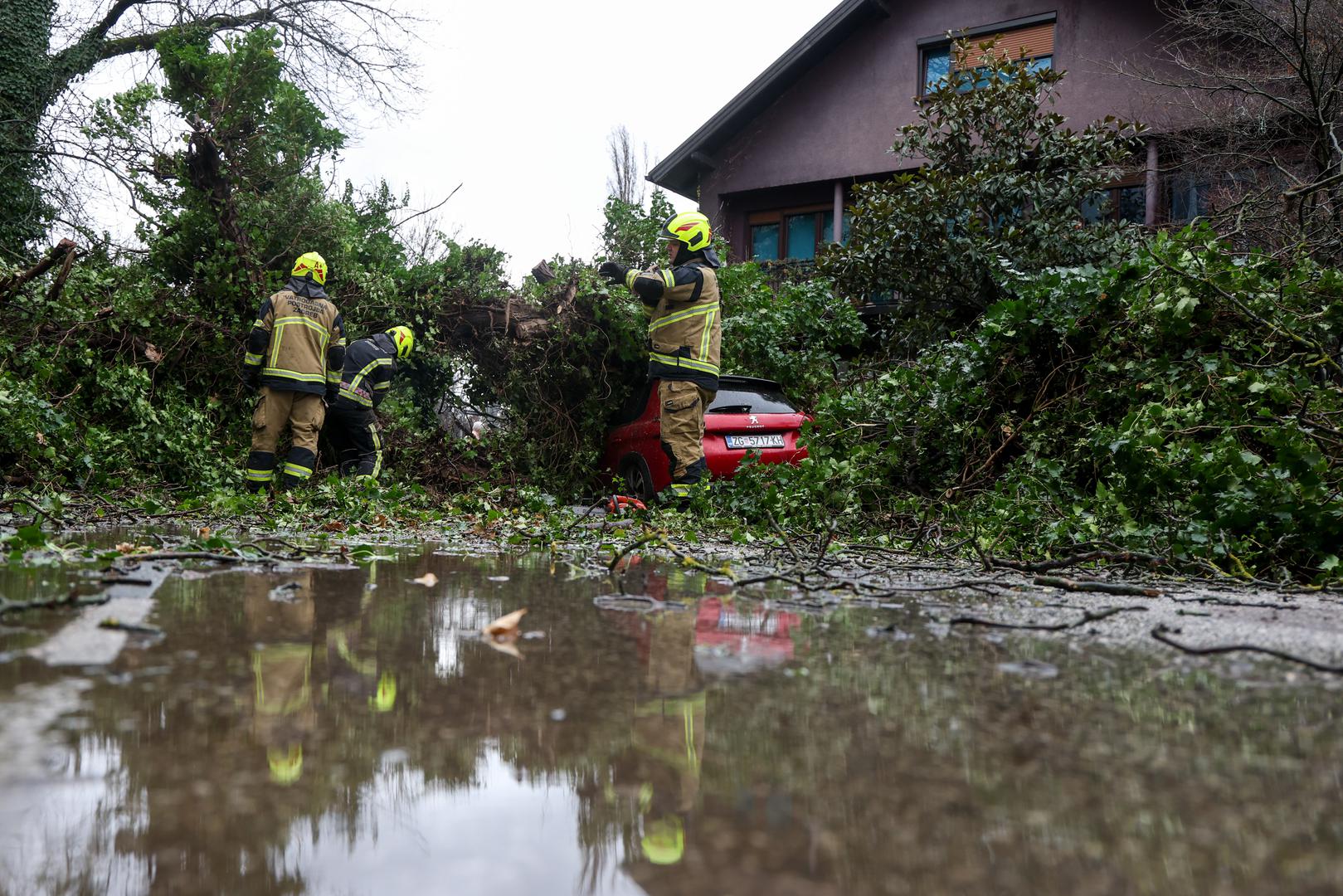 Kako su nam kazali iz Vatrogasne postrojbe Grada Zagreba stablo je palo preko tri vozila, a policija je bila prisutna na mjestu događaja dok su vatrogasci započeli s uklanjanjem.