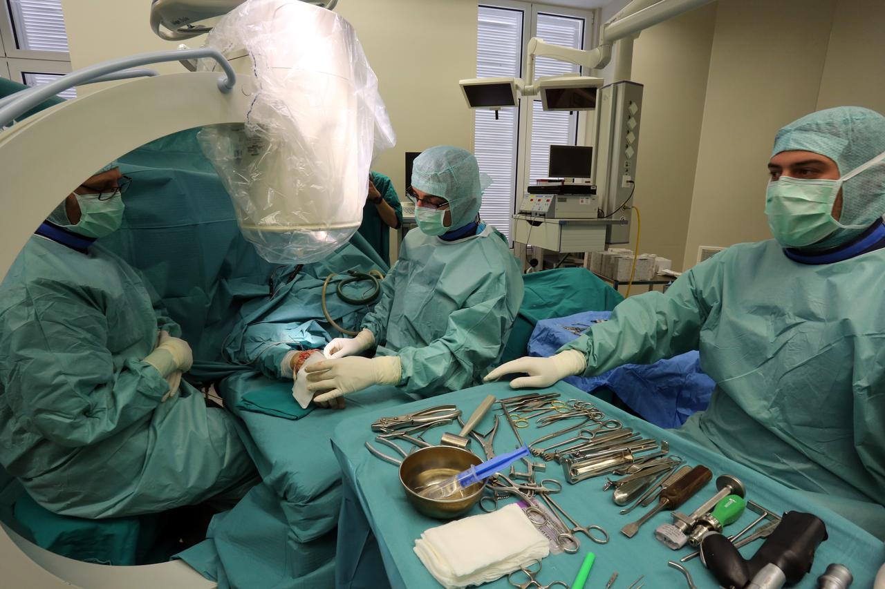 17.03.2016., Lovran - Klinika za ortopediju. Dr Zdravko Jotanovic i dr. Luka Sirola izvode prvu ugradnju umjetnog rucnog zgloba u Hrvatskoj. Photo: Goran Kovacic/PIXSELL