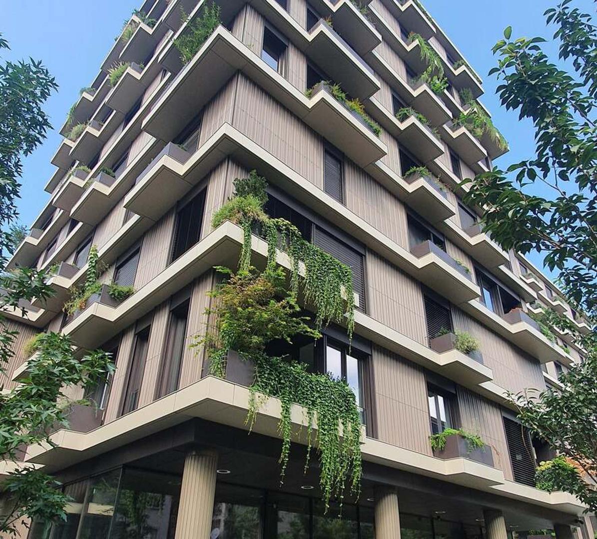 Svih 130 stanova bilo je razgrabljeno još u fazi gradnje, a osim bivših i sadašnjih vatrenih te izbornika Dalća stanove su kupili ljudi iz javnog života, poduzetnici, sportaši...