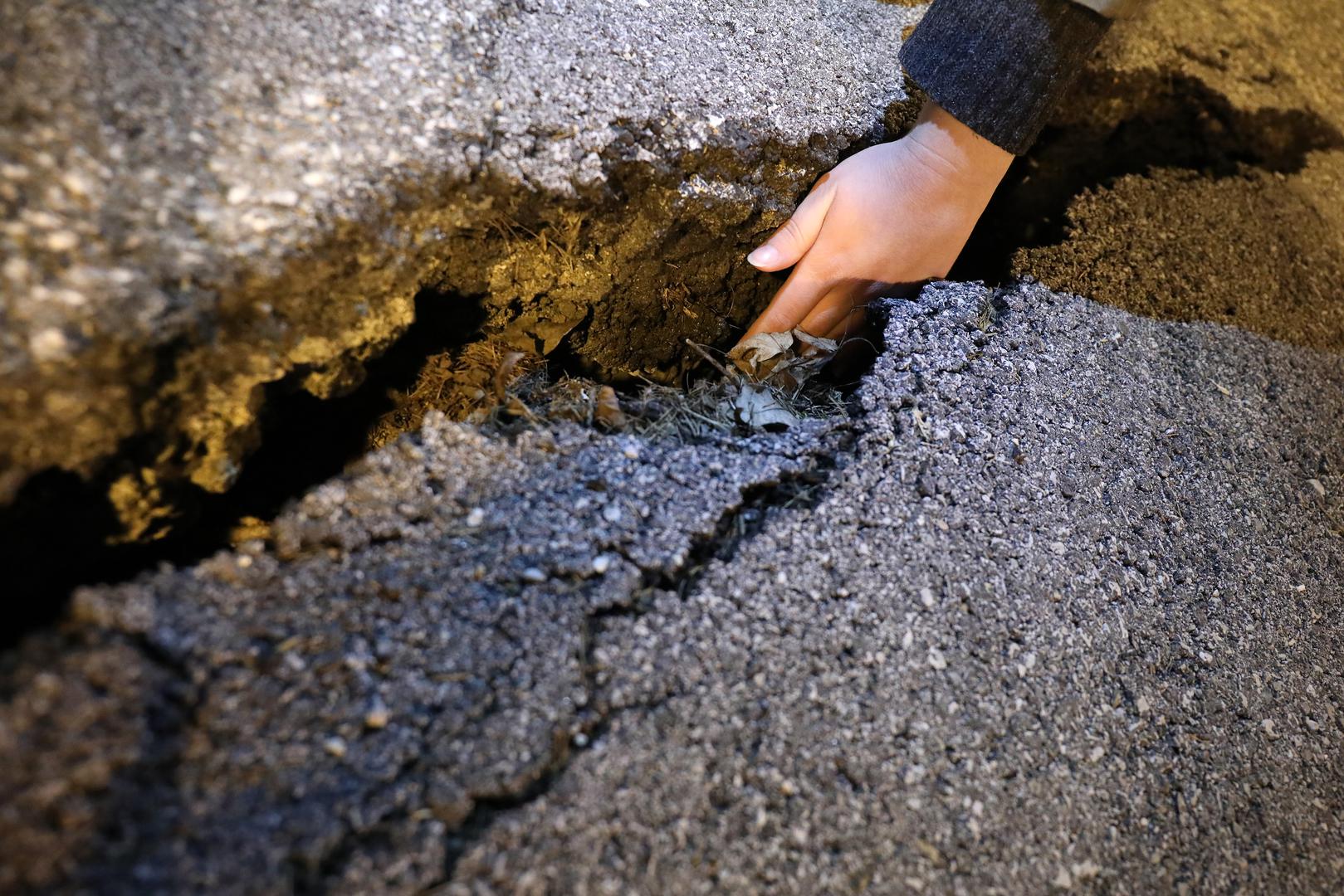 "Za sanaciju klizišta unutar ograde u tijeku je provođenje istražnih radova kako bi se definirala veličina zahvata i izrada projekta hitne sanacije novonastalog klizišta. U međuvremenu će se na pukotini postaviti zaštitni najlon kako ne bi došlo do daljnjeg prodiranja vode s površine", priopćili su.