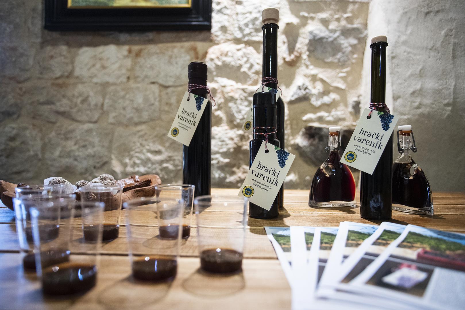 27. Brački varenik - prirodni zaslađivač koji se dobiva od cijeđenog soka grožđa. Proizvodi se od autohtonih sorti vinove loze babića, crljenka kaštelanskog, plavca malog i maraštine, a moraju biti zastupljene pojedinačno ili zajedno u najmanjem udjelu od 80%, dok preostali udio mogu biti druge sorte s otoka Brača.