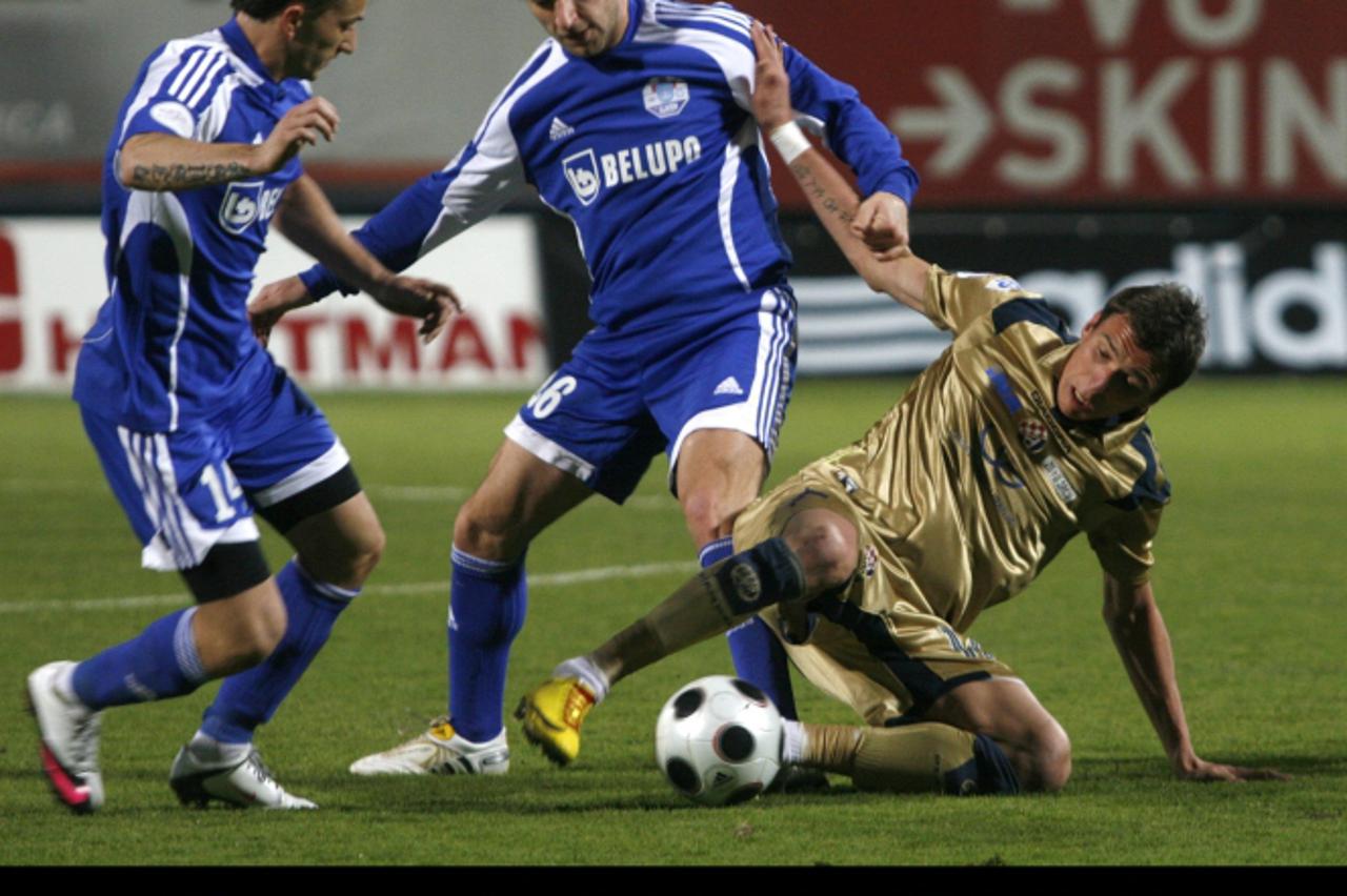 '20.03.2010., Koprivnica - Nogometnu utakmicu 21. kola T-Com 1. HNL odigrali su NK Slaven Belupo i NK Dinamo. Mario Mandzukic, Matias Delic(skroz lijevo) i Alen Maras.  Photo: Marijan Susenj/PIXSELL'