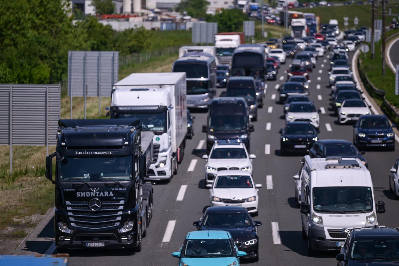 Kako bi se izbjegla dulja čekanja, preporučuje se korištenje alternativnih pravaca i graničnih prijelaza, kao i planiranje putovanja izvan vršnih termina.