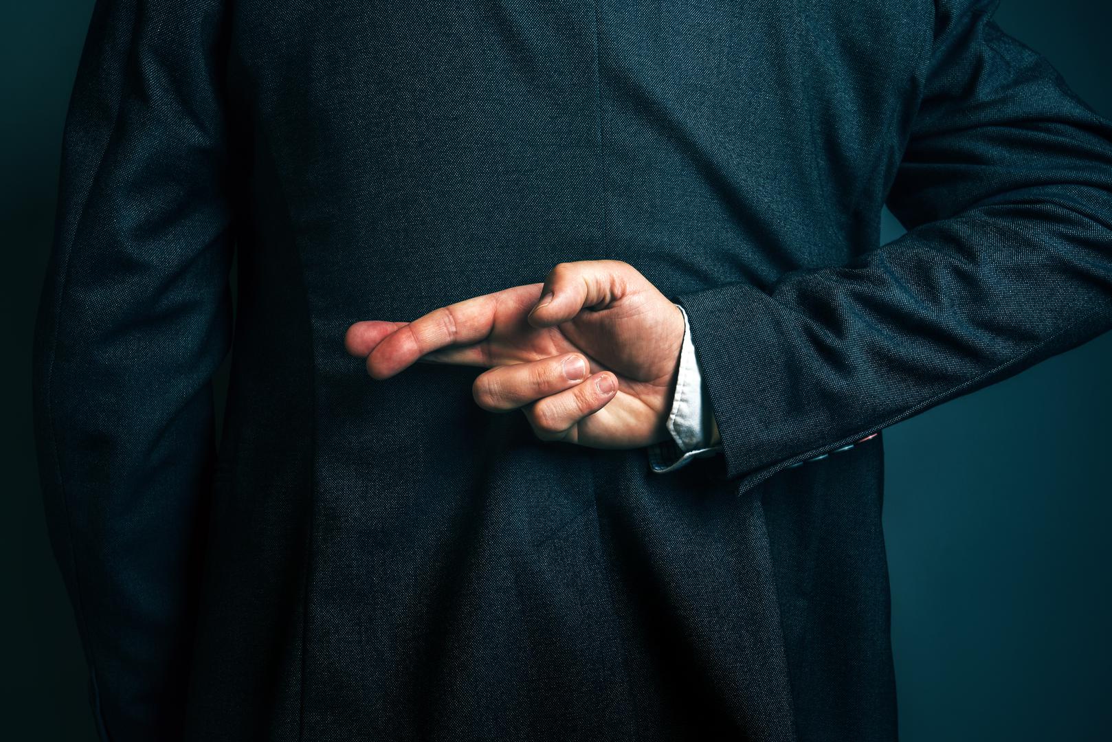 Reći svojoj prijateljici da joj vjenčanica izgleda lijepo, a vama se zapravo ne sviđa je bezopasna bijela laž. Reći svojoj prijateljici da je njihov zaručnik flertao s jednom od djeveruša iako se to nikada nije dogodilo potpuno je grozno. Međutim, u oba slučaja, trebali biste biti uvjerljivi da bi vam navedeni prijatelj povjerovao - a neki su ljudi, na temelju svog horoskopskog znaka, vjerodostojniji od drugih. Ovo su znakovi zodijaka koji su najbolji u laganju, od onih malo neiskrenih do potpunih lažljivaca, piše Best Life.
