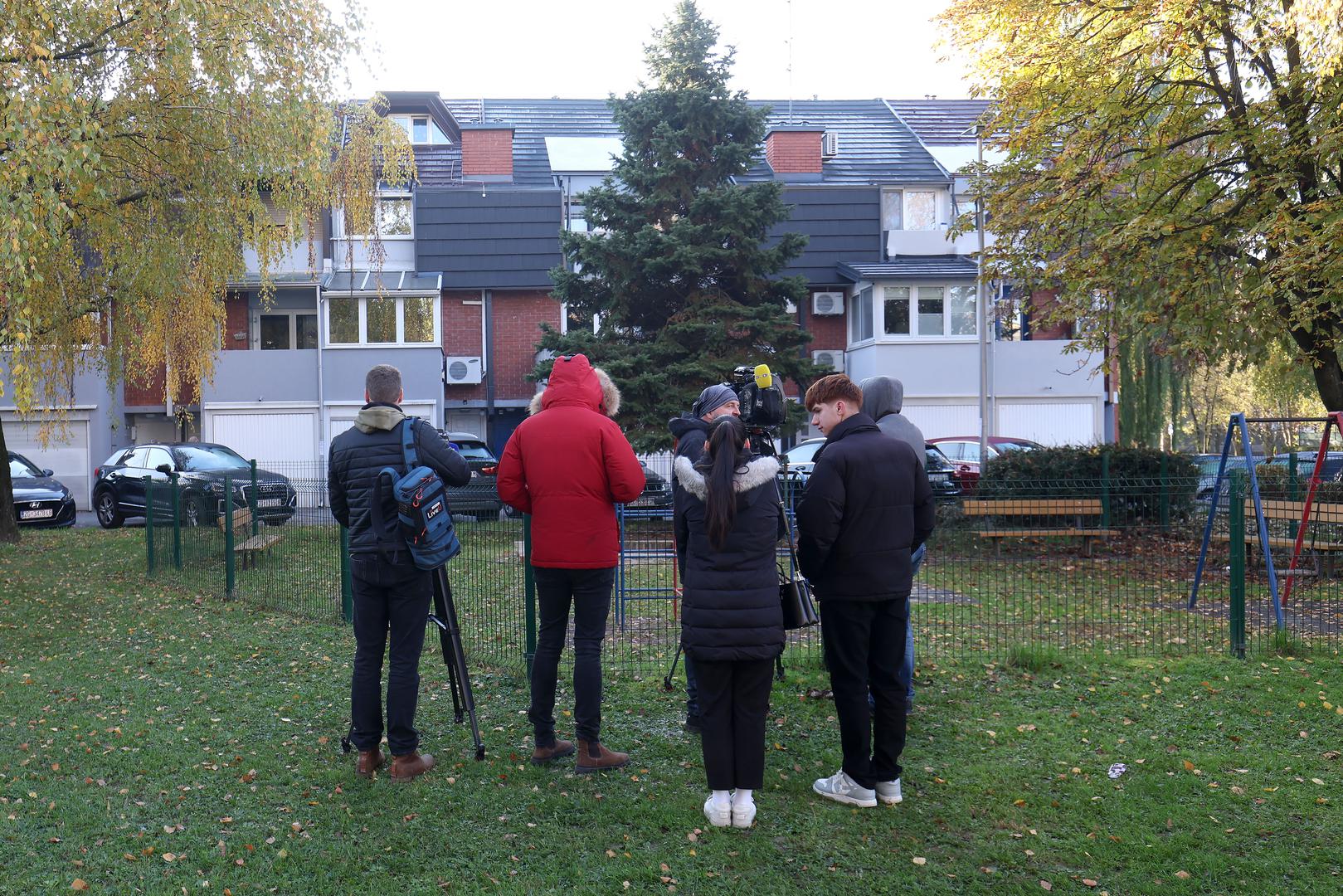 Neslužbeno smo u jutarnjim satima doznali da su tri osobe osumnjičene za davanje i uzimanje mita. Na meti je, osim ministra, navodno i neurokirurg i vlasnik privatne poliklinike Krešimir Rotim. 
