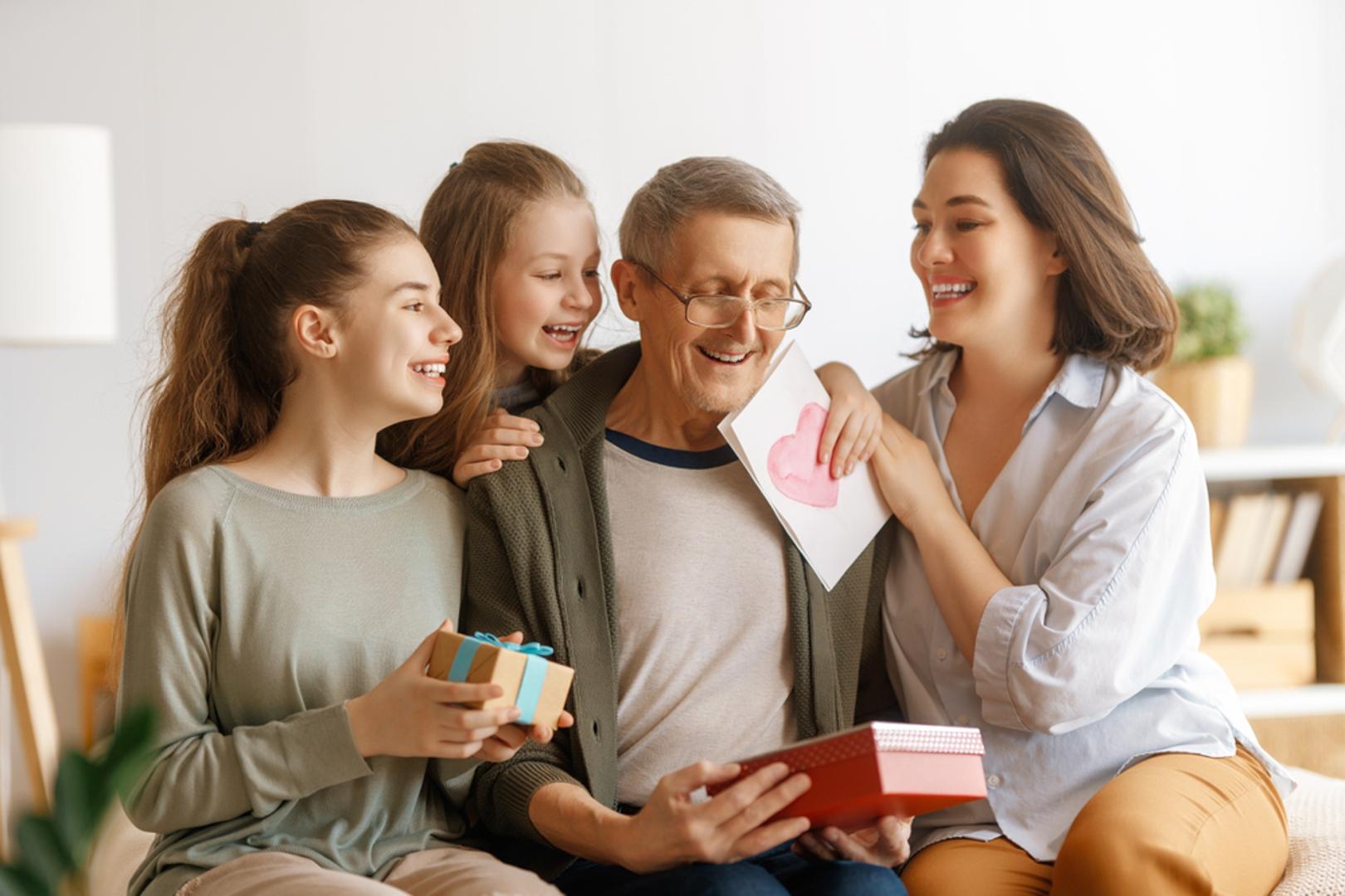 Ribe: Ribe su umjetničke duše koje daruju iz dubine svoje intuicije. Njihovi pokloni često imaju 'magičnu' notu – bilo da se radi o ručno napisanoj pjesmi, simboličnom predmetu koji ima značenje ili nečemu što vas povezuje na duhovnoj razini. Ribe vole darivati iskustva – koncert, retreat, tarot čitanje ili knjigu koja će vas pogoditi u dušu.