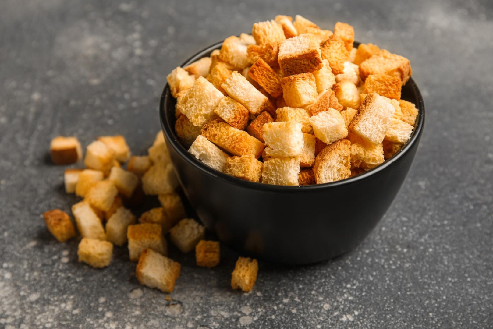 Krutoni za juhe i variva: Kockice starog kruha možete prepeći na tavi i koristiti kao krutone u juhama ili varivima. Daju teksturu, okus i „podignu“ svako jelo na višu razinu. Također, stari kruh možete usitniti i dodati izravno u guste juhe kako bi ih zgusnuo i obogatio.