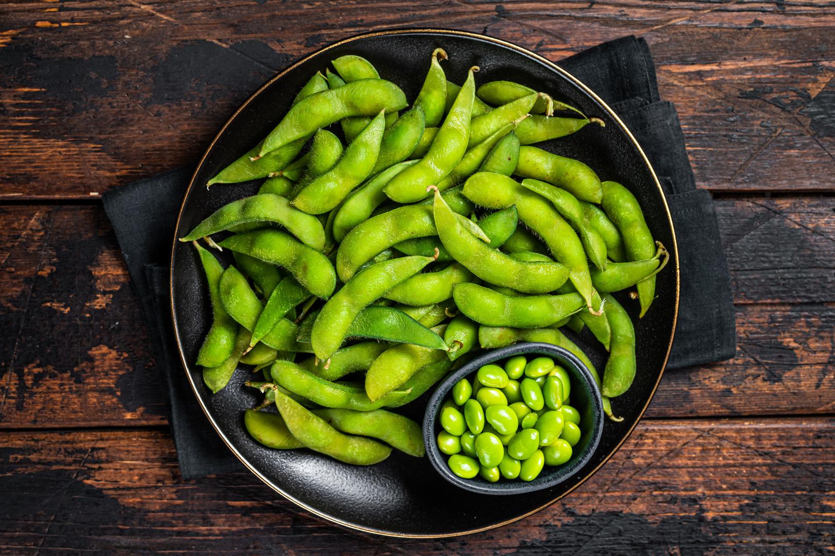 Edamame: Mlade sojine mahune sadrže oko 17 grama proteina po šalici. Savršen su izbor za vegane i vegetarijance koji žele povećati unos proteina.