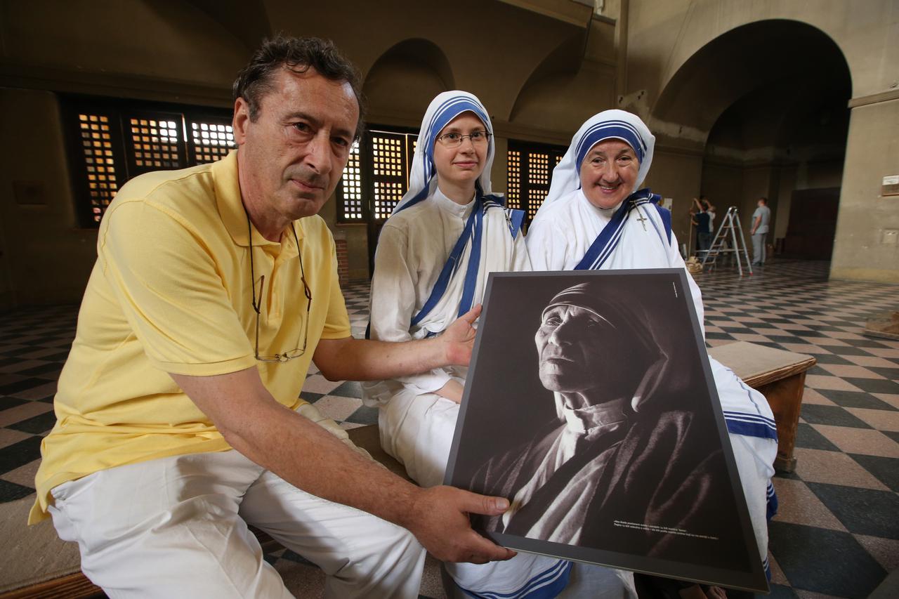 30.08.2016., Zupa sv. Blaza, Zagreb - Postavljanje izlozbe fotografija i dokumenata 'Majka Terezija - put do svetosti' povodom proglasenja svetom, sestre misionarke ljubavi. Hrvatski fotograf Zvonimir Atletic, pratio je i fotografirao majku Terezu na ulic