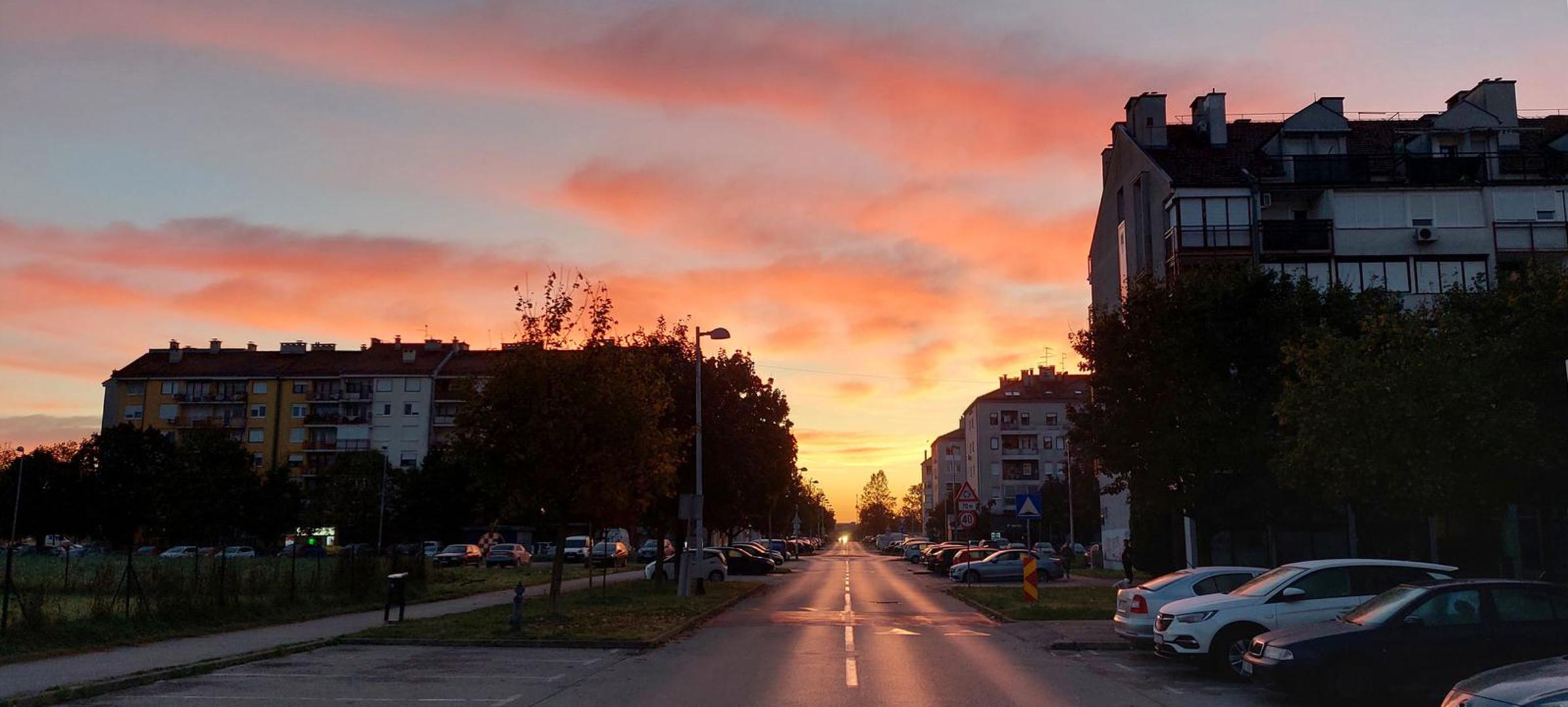 Vjetar slab do umjeren jugozapadni, na okolnom gorju i jak. 