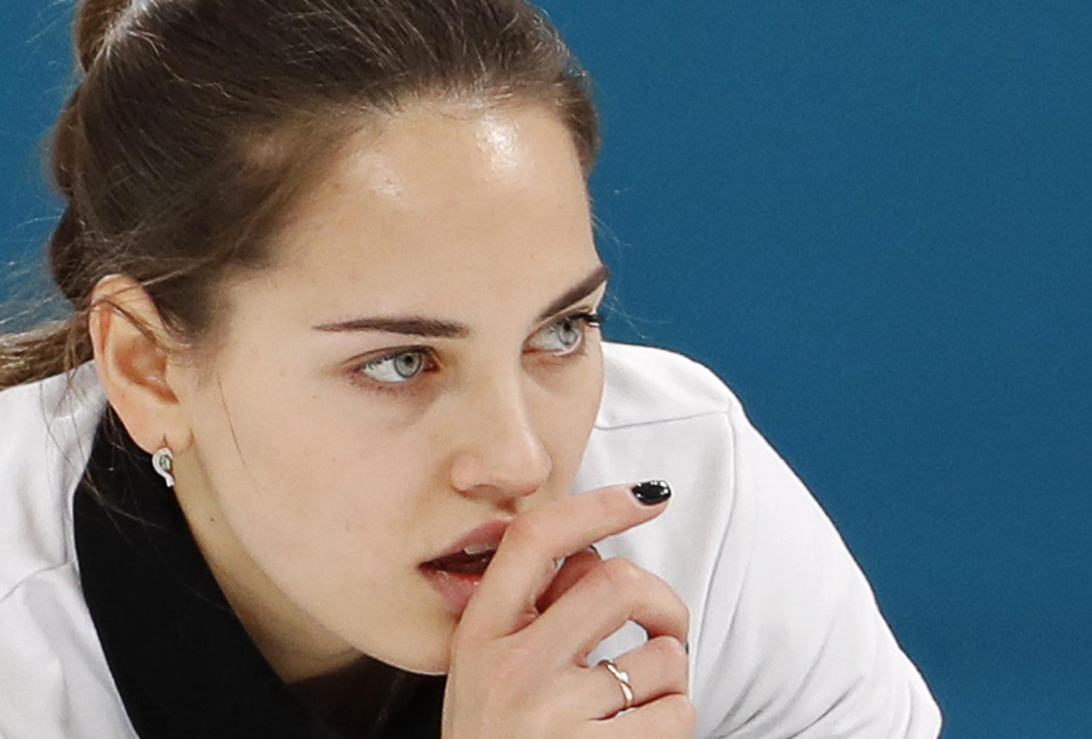 Ljubitelje curlinga je osim svojim vještinama na ledu oduševila lijepim i prodornim pogledom.