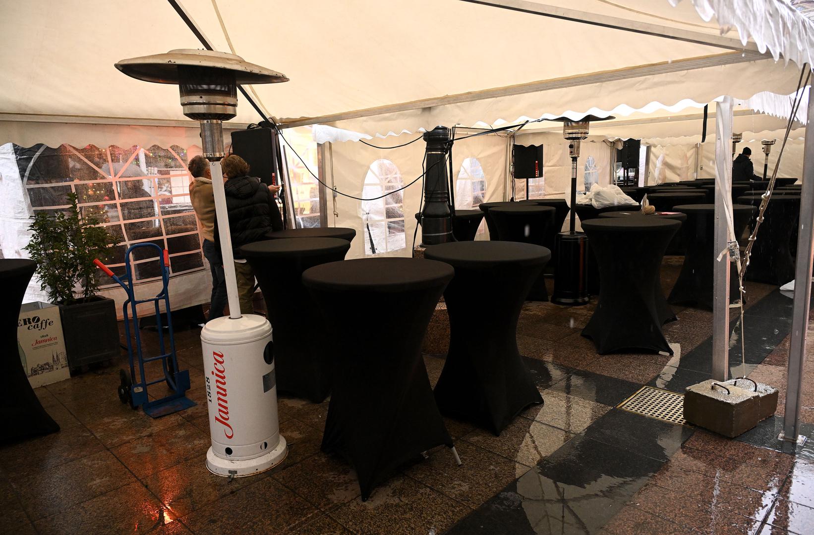 Tradicija okupljanja Zagrepčana na Badnjak u centru grada ove je godine doživjela neočekivani udarac. Naime, očekivani val građana koji se svake godine sjati u grad kako bi uživali u blagdanskoj atmosferi i dnevnom tulumu, ove je godine poremetila kiša.

