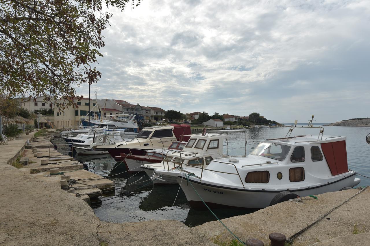Brodicom udarili u otok, jedan poginuo, tri ozlijeđena