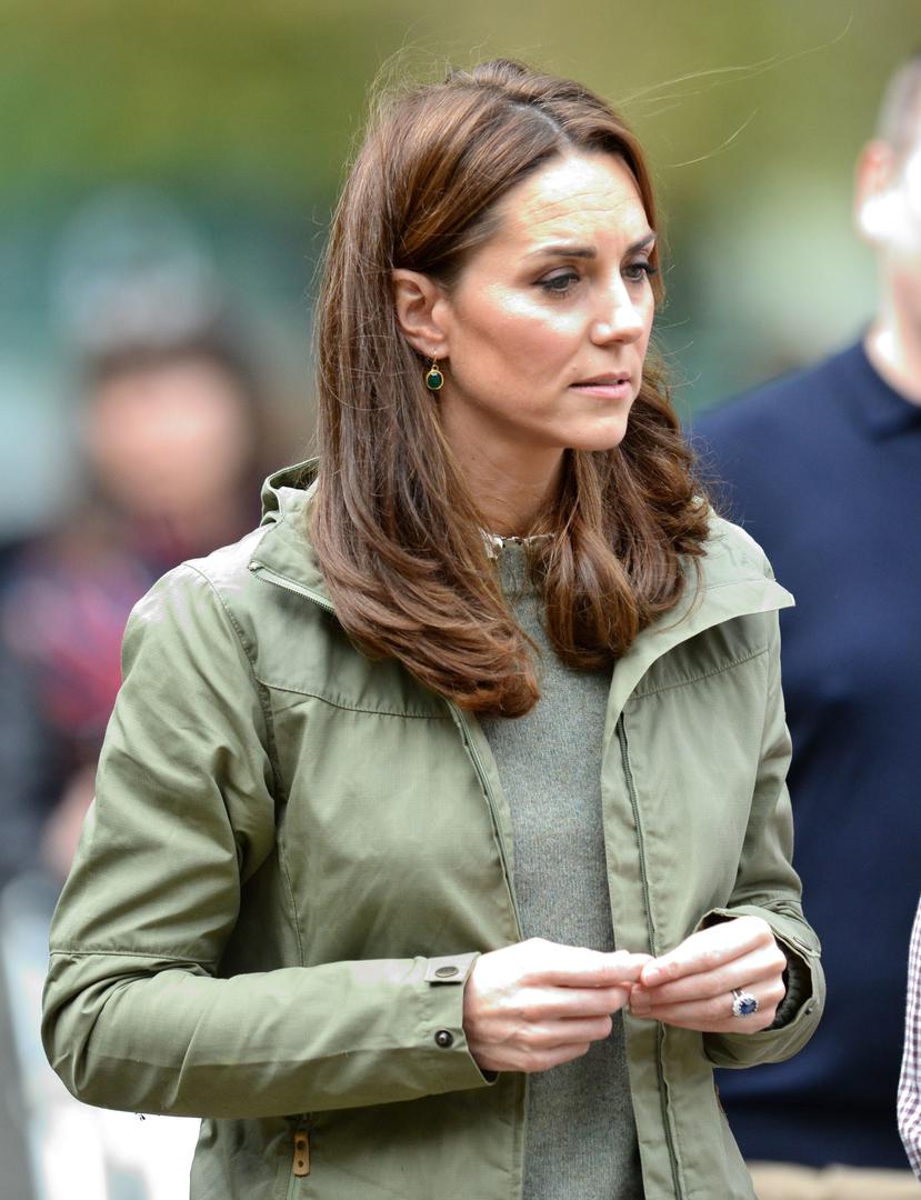 Look je zaokružila zlatnim naušnicama koje koštaju 125 funti, a potpisuje ih Monica Vinader. 