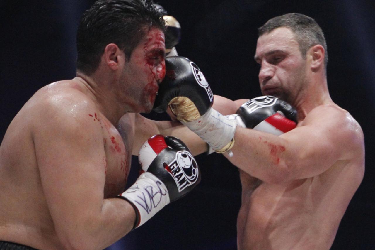 'Vitali Klitschko (R) and his challenger Manuel Charr exchange blows during their WBC heavyweight title fight in Moscow September 9, 2012. REUTERS/Maxim Shemetov (RUSSIA - Tags: SPORT BOXING TPX IMAGE