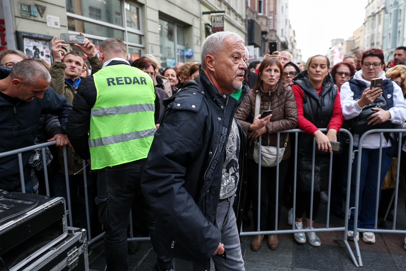 Bosanskohercegovačkom redatelju i glumcu Emiru Hadžihafizbegoviću, prema navodima regionalnih medija, pozlilo je tijekom okupljanja za pokojnog i legendarnog glazbenika narodne glazbe i sevdaha Halida Bešlića u Sarajevu. 